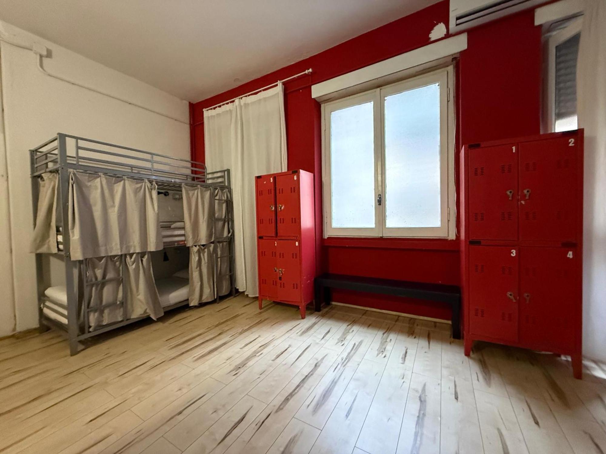 Cama em Dormitório Misto com 8 Camas